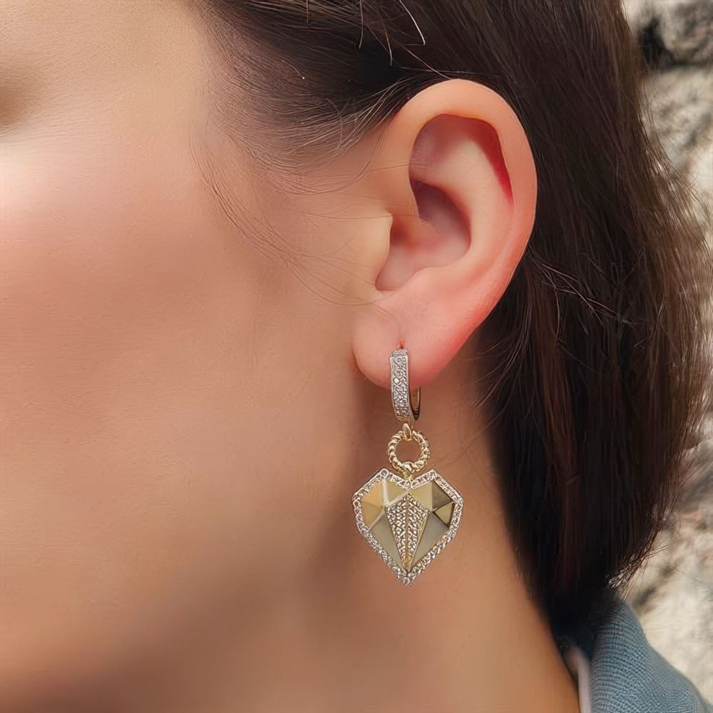 Taşlı Kalp Sallantılı Altın Küpe